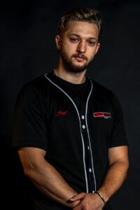 Profesionální holič Josef. Stříhání na Kačerově a Modřanech v krásném a moderním prostoru. Nejlepší real full service.