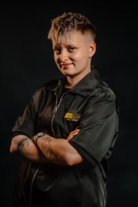 Top barber Anna v Pražském barber shopu.